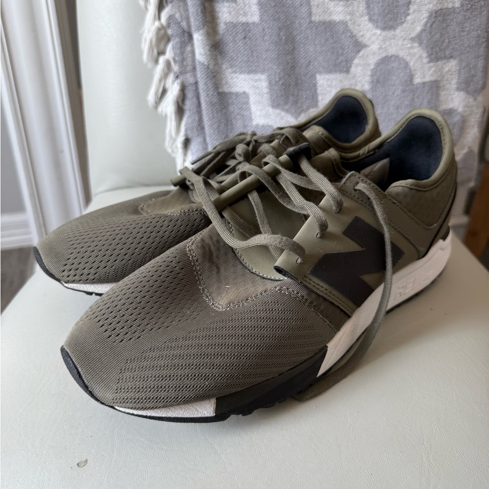 New Balance Green and Black Sneakers with Sleek Design